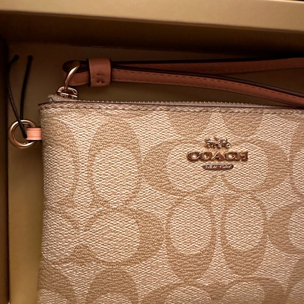 Coach NWT Wristlet with Heart and C Charms Box Set - Picture 5 of 9